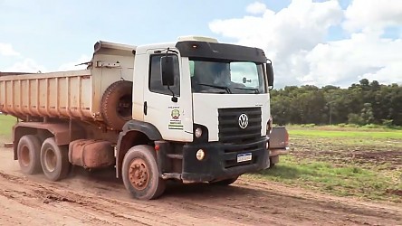 Prefeitura intensifica reparos emergenciais nas linhas rurais durante período de chuvas.